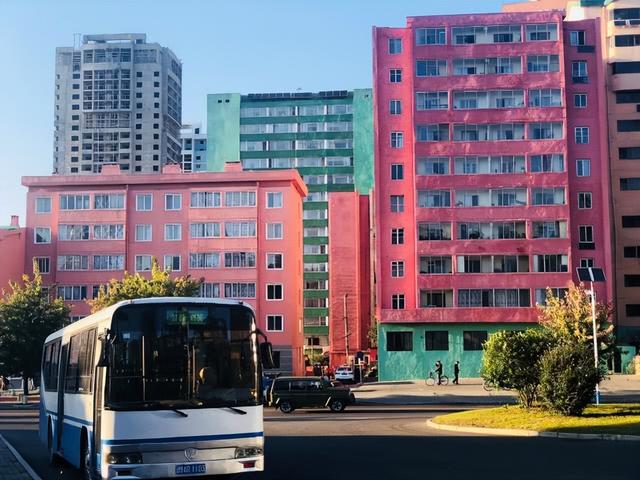朝鲜观察:朝鲜人将房子用涂料涂成五颜六色,有何用意?