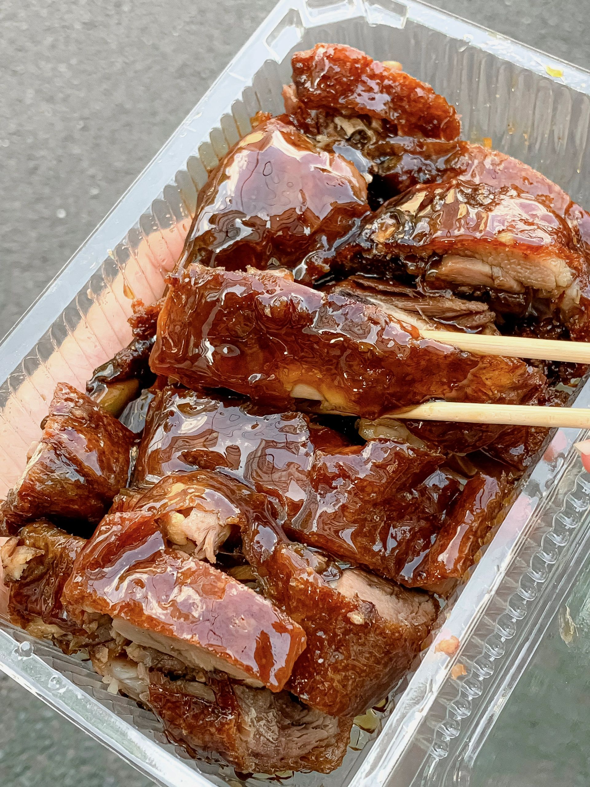 在成都,专门跑来给我妹打包的甜皮鸭 现卤现炸的甜皮鸭店,挂满糖之