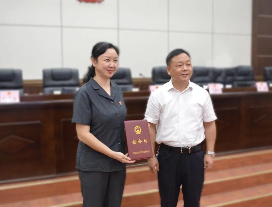 杨琳慧同志任新晃侗族自治县人民法院副院长,代理院长
