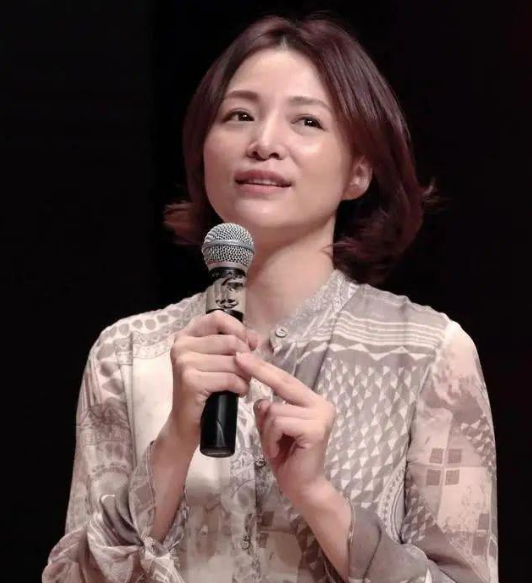 后来证实董卿是赴美生子,为了让孩子一出生就拥有美国国籍这劲费的,够