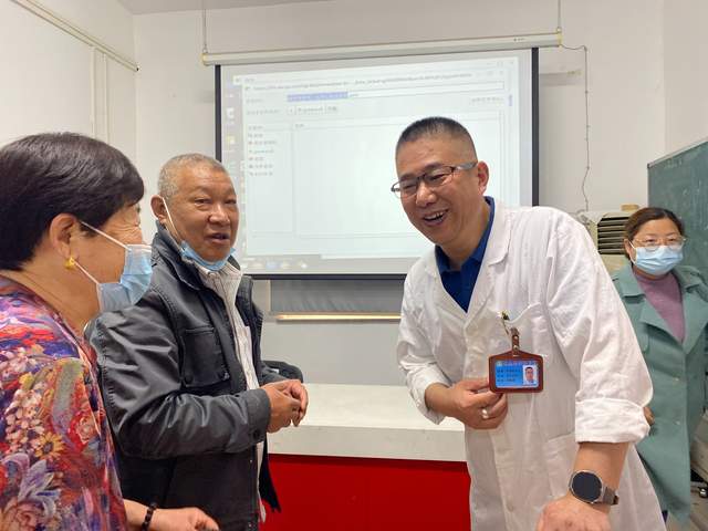 汝河小区开展"创建五星支部 打造健康家园"乙肝知识讲座