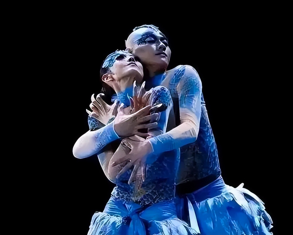 杨丽萍舞伴传来噩耗,王迪因抑郁症从39楼跳下,生命定格于44岁