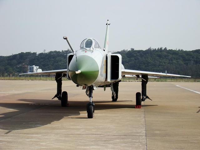 歼8d战斗机传奇:多挂副油箱还是腿短,必须空中加油?