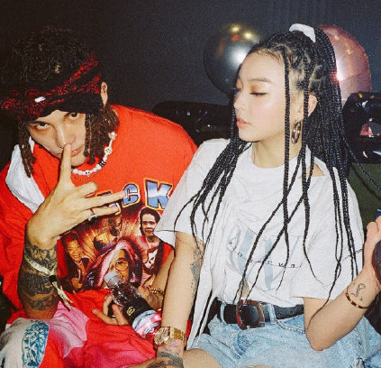 说唱歌手vava小号官宣恋情 晒与男友孩子王亲密合照