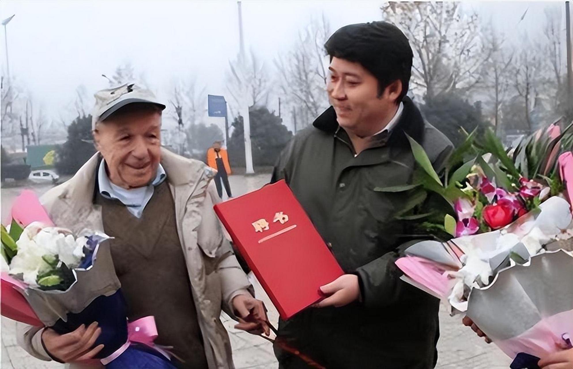 宋扬搬进了汉斯的家,他开始学习烹饪和家务,承担起所有繁重的工作.