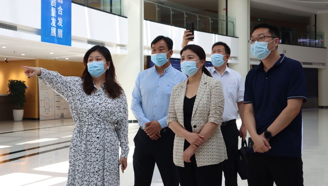 平顶山市科技局局长何卉一行到郑州技术交易市场参观考察