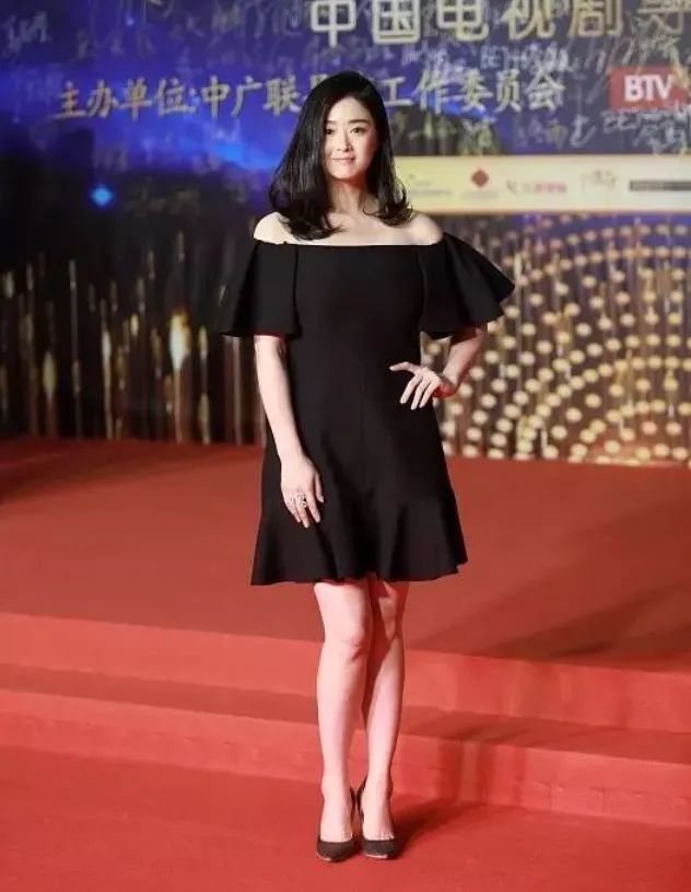 40岁的蒋欣才是"人间尤物",当看到她泳装照的那一刻,美翻了!