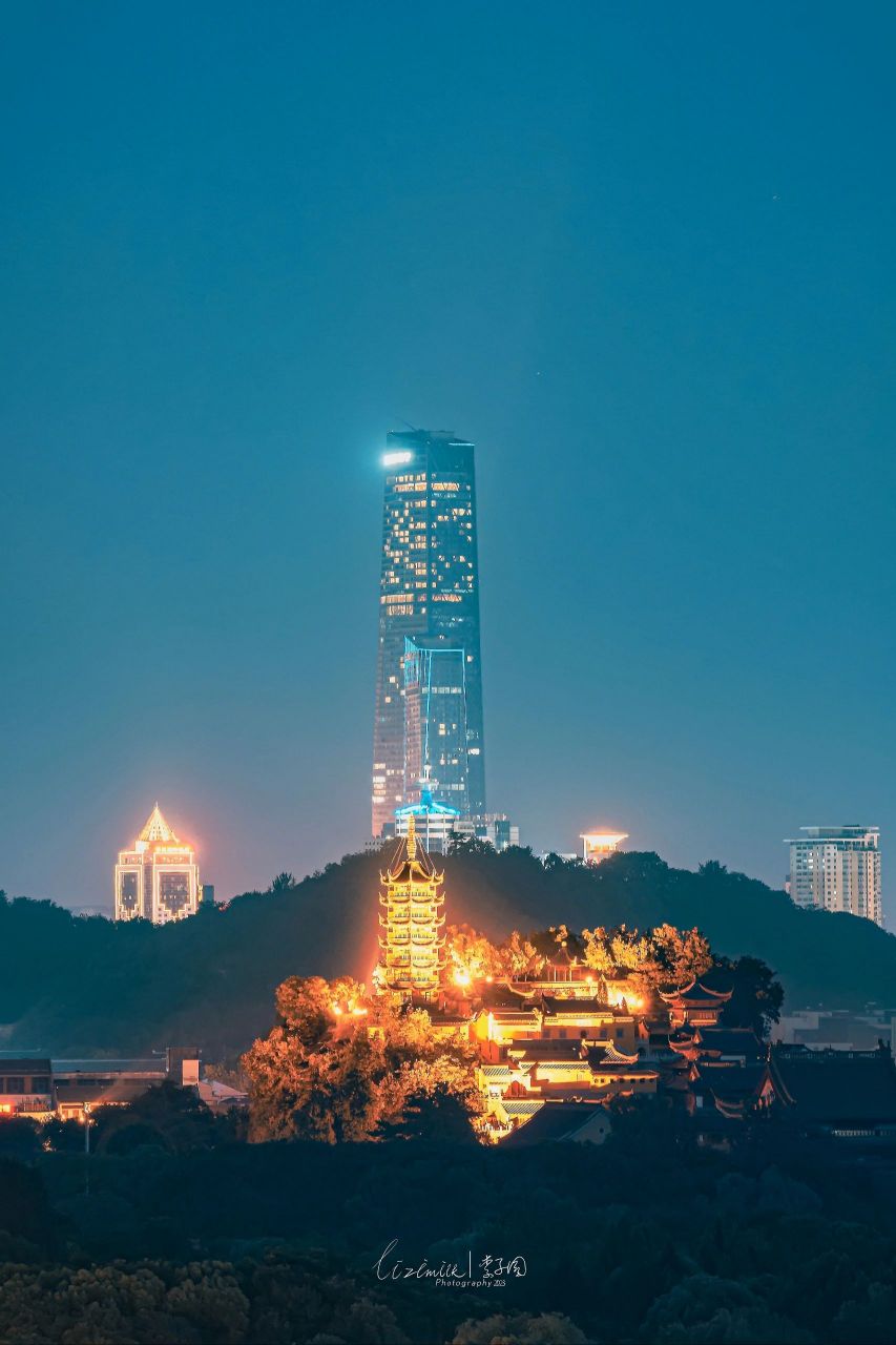 挑战一张封神|来自镇江的古今同框 夜晚的金山寺散着金光,与远处苏宁