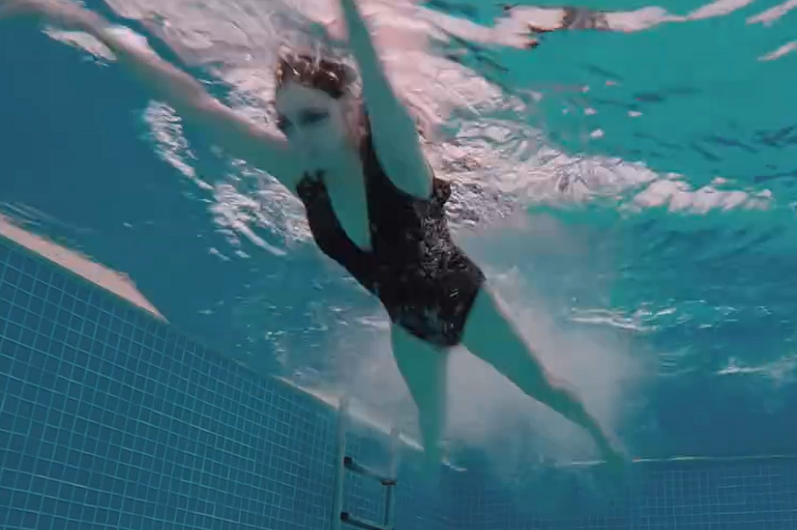 演员宋佳水下游泳曝光,穿深v泳装气质好,双腿修长身材好