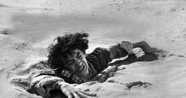 流沙吞人,营救会将人扯两半吗?流沙真的可怕吗?科学家给出答案