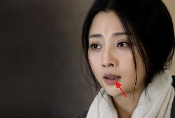 拍戏多年,演员殷桃的嘴上为什么一直有黑点,采访中她说出了真相