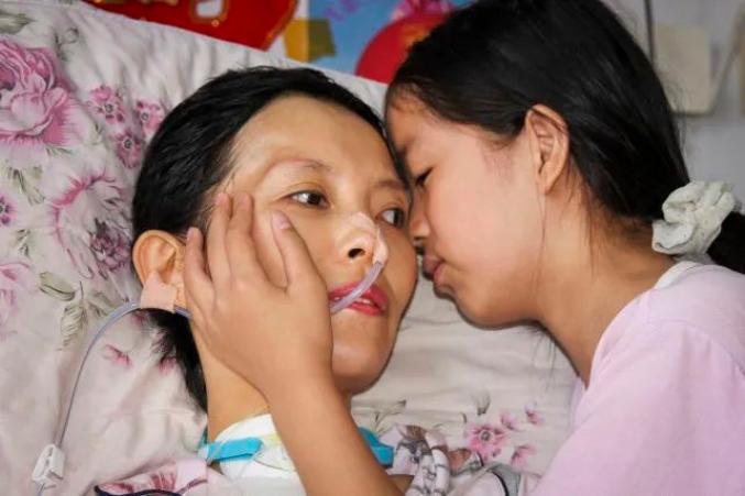 看一遍哭一遍!女孩捡废品赚钱给植物人妈妈租婚纱