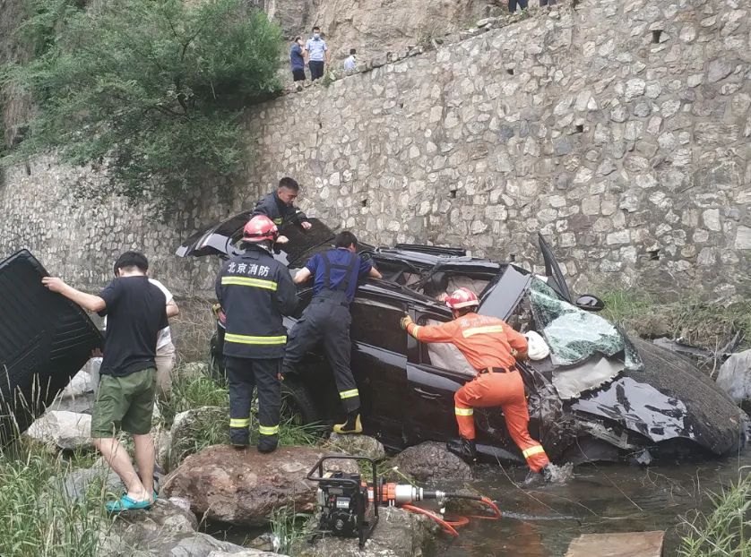 推荐北京怀柔一保时捷冲下五六米高河沟，有人被困！消防紧急救援