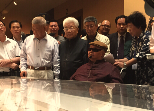他的叶帅的第二个儿子,中年时右臂被碾断,却用左手写出精彩人生