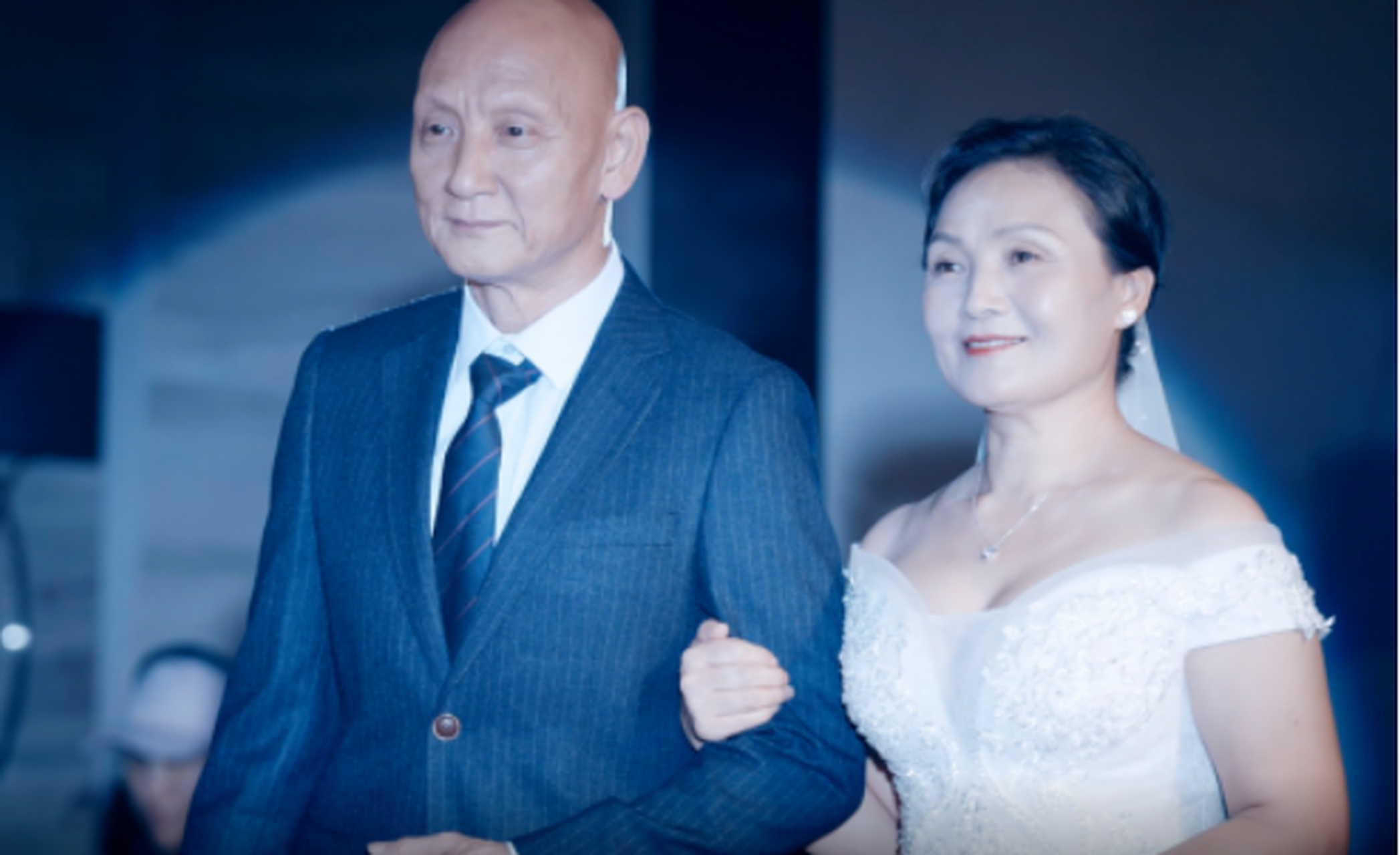 杜玉明出生于军人家庭,对艺术有浓厚兴趣,与青梅竹马的张艳茹相识相知