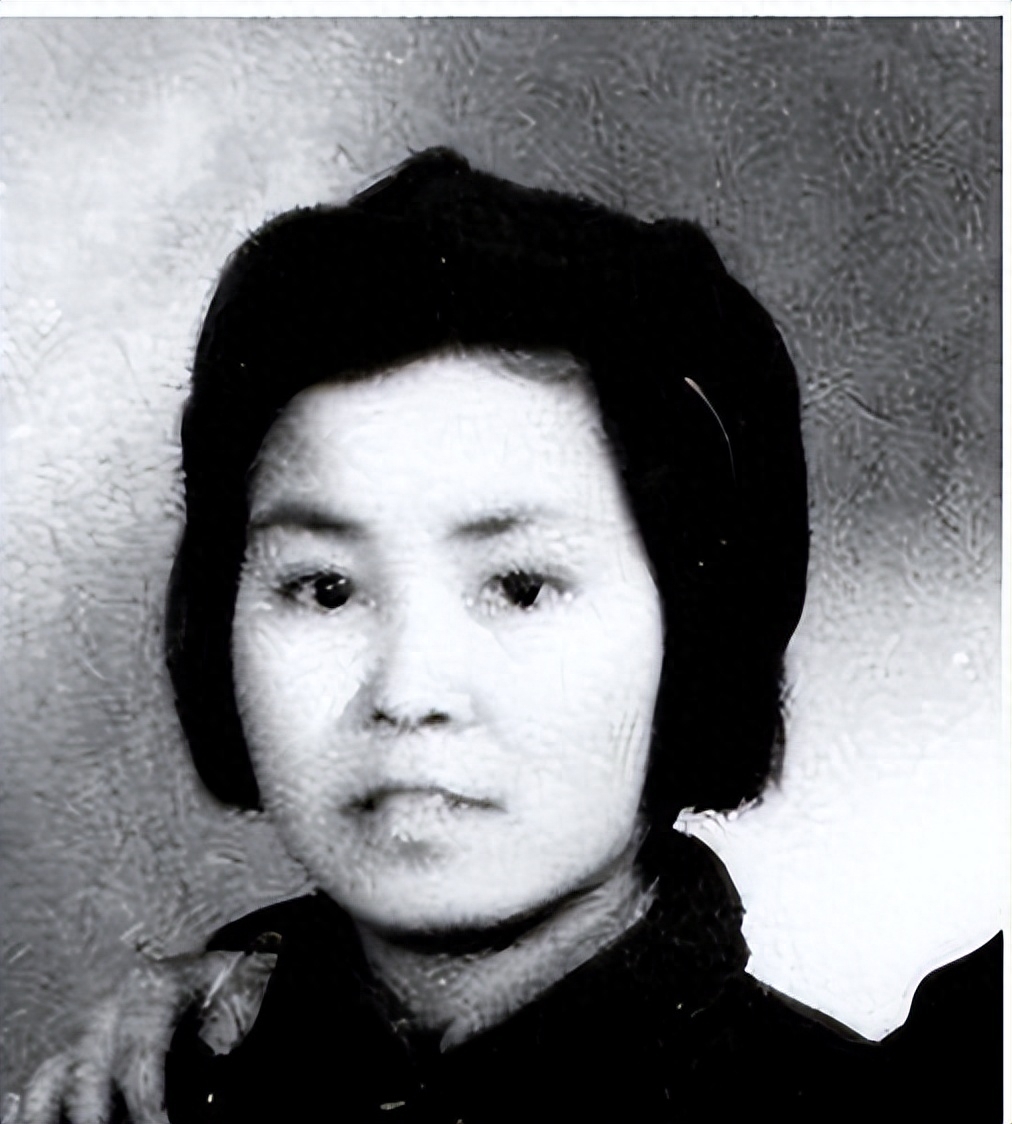 因此发现了闯入自己生活的另外一个女人——韩秀荣,她是韩岫岩的妹妹