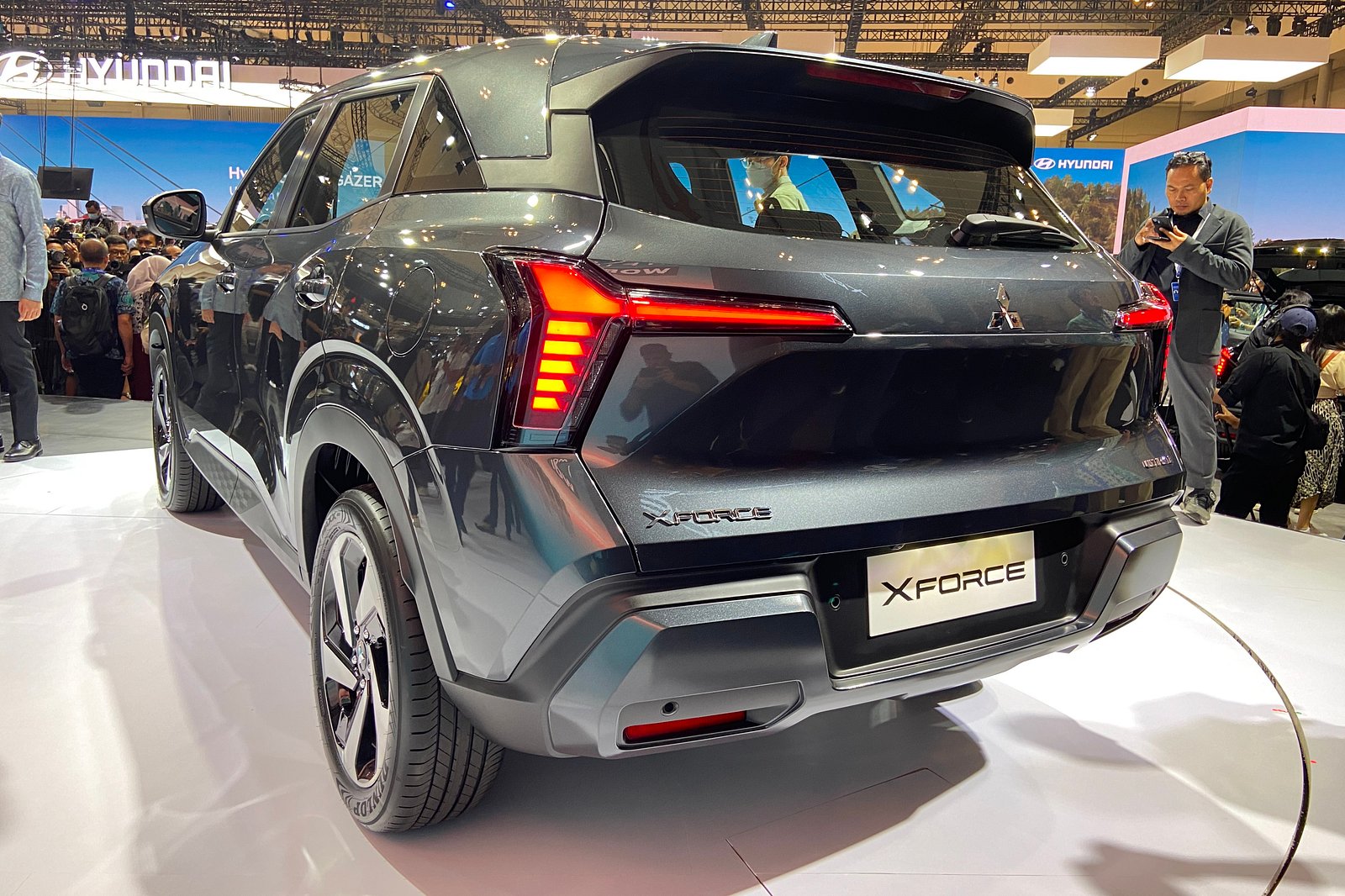 三菱x-force跨界车首次亮相,具有坚固的造型和优雅的内饰