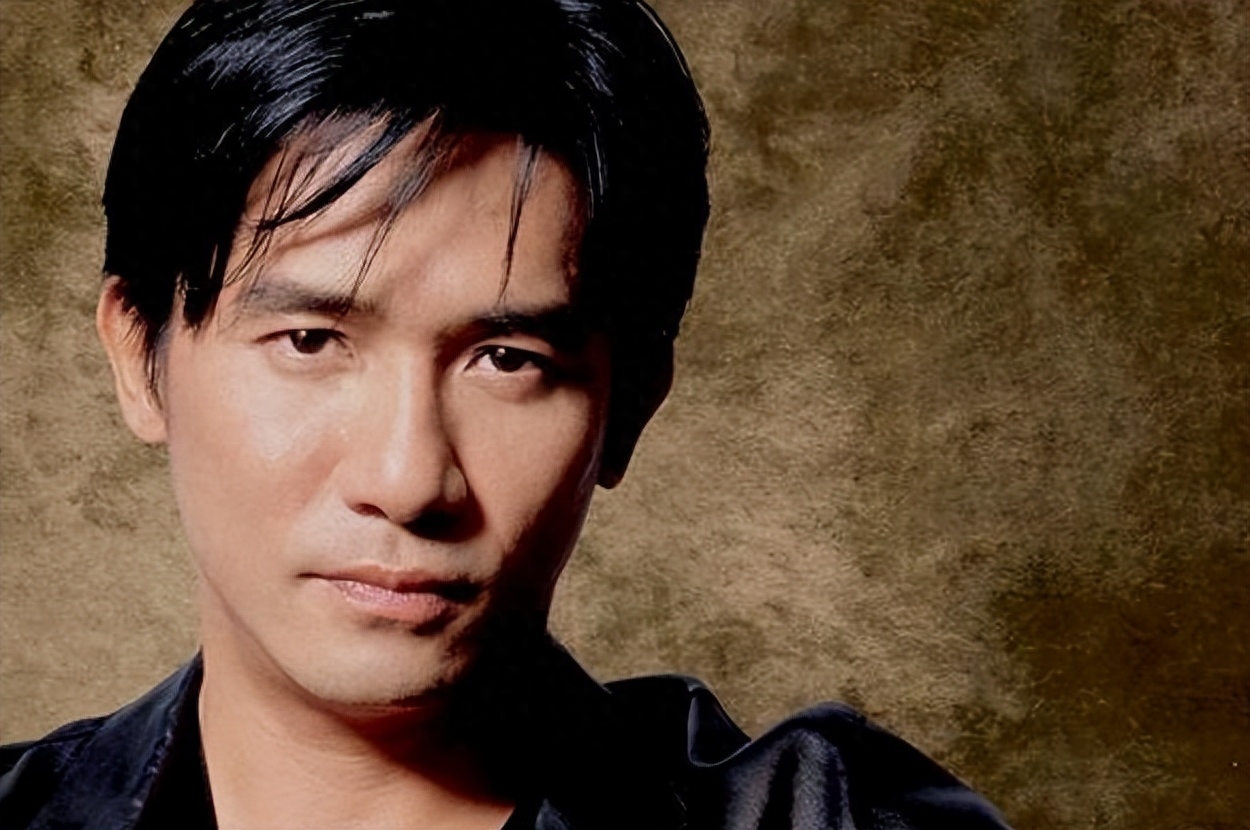 回顾久居日本反差人设常年分居这才是影帝梁朝伟的真实样子