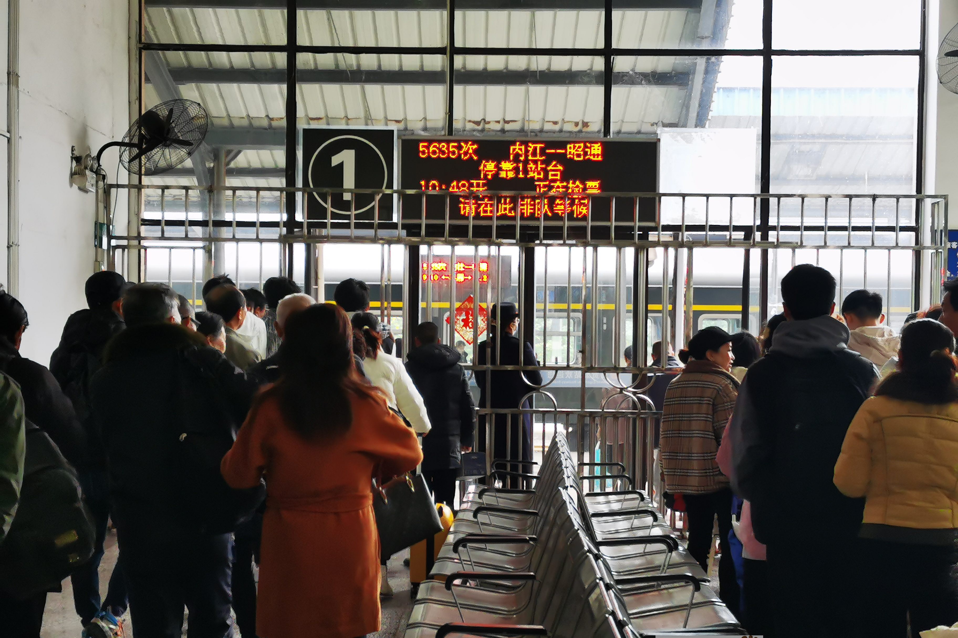 不妨趁着周末,去自贡北站乘坐一次"慢火车",追寻一下绿皮火车的记忆.