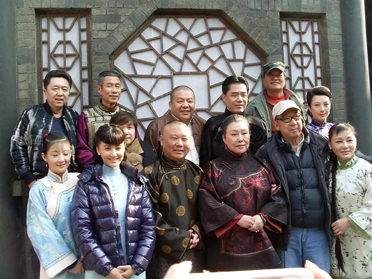 被打到农场改造,后来又"罪加一等",抱着《大宅门》进入监狱继续创作