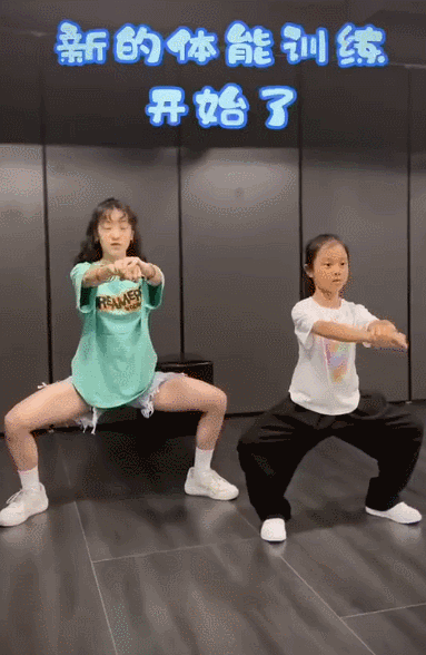 9岁甜馨练舞扎马步表情超可爱,神似贾乃亮,不过有网民不满了