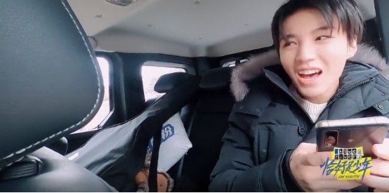 粉丝们有眼福了!王俊凯光膀子泡温泉,这样放飞自我的小凯太爱了