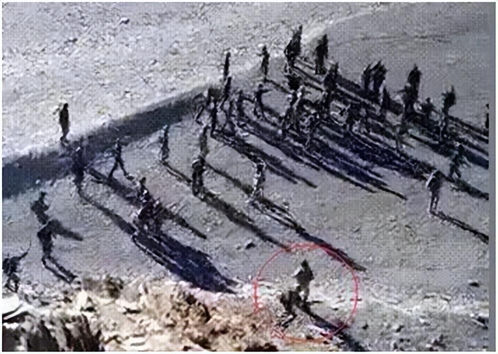 9次中印冲突中最帅的一次,解放军飞踹印度士兵,印度兵倒地不起