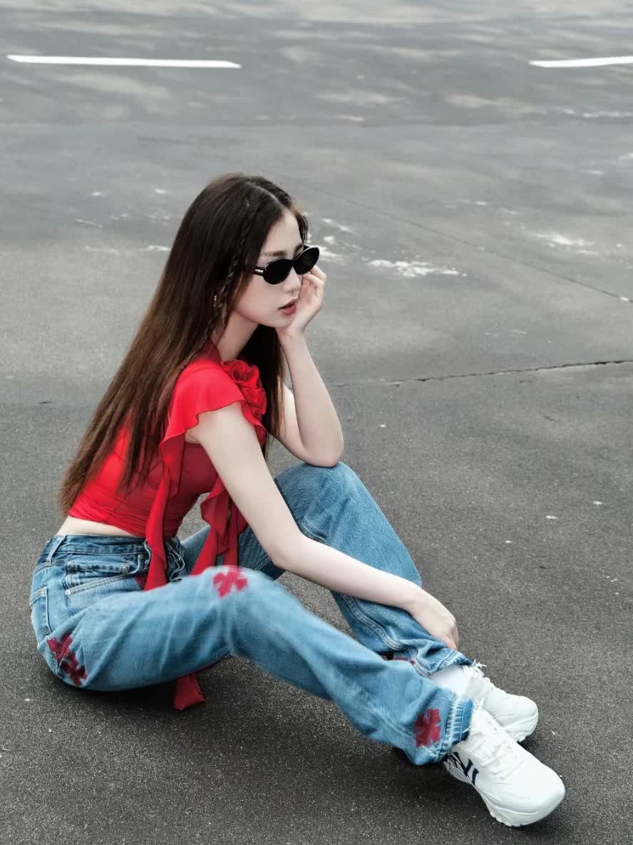 虞书欣摆pose拍营业照牛仔裤搭配凹造型皮肤白皙亮眼