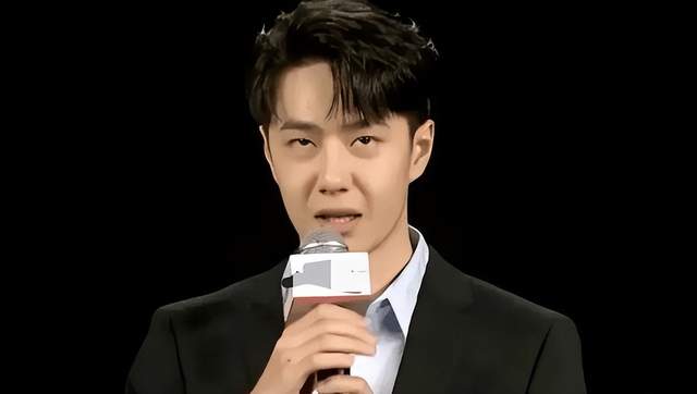 导演怕请不到王劲松张志坚助阵《冰雨火》,王一博打电话轻松搞定