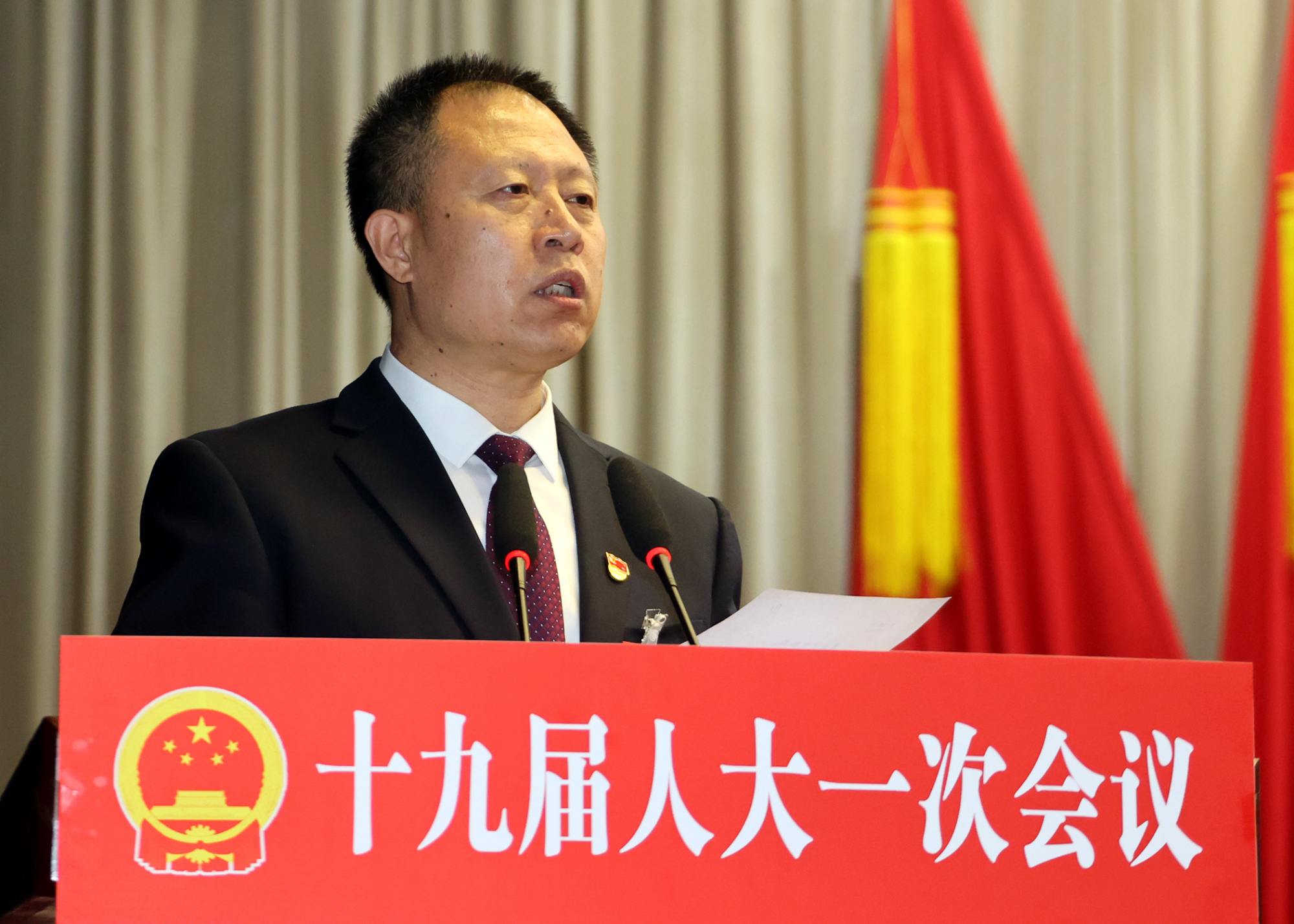 中拉开帷幕,来自各条战线的人大代表肩负着全县人民的的期望和重托