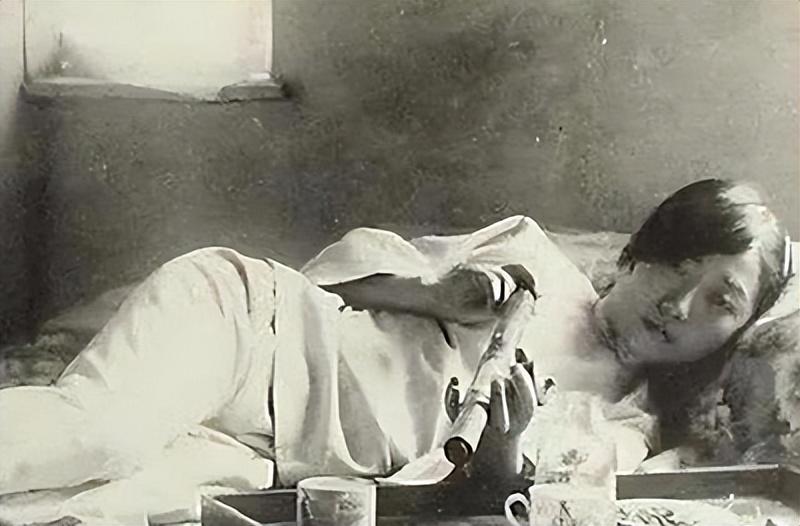 末代皇后婉容:惨死狱中后,尸体被扔臭水沟,身上只留下一件遗物