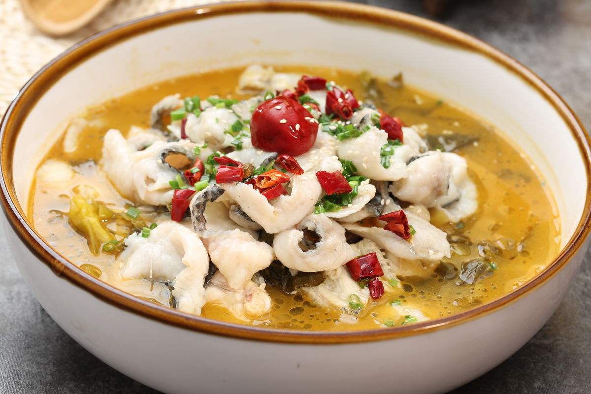 酸菜鲈鱼怎么做到肉嫩汤鲜?大厨偷偷告诉你秘诀,原来这么简单!