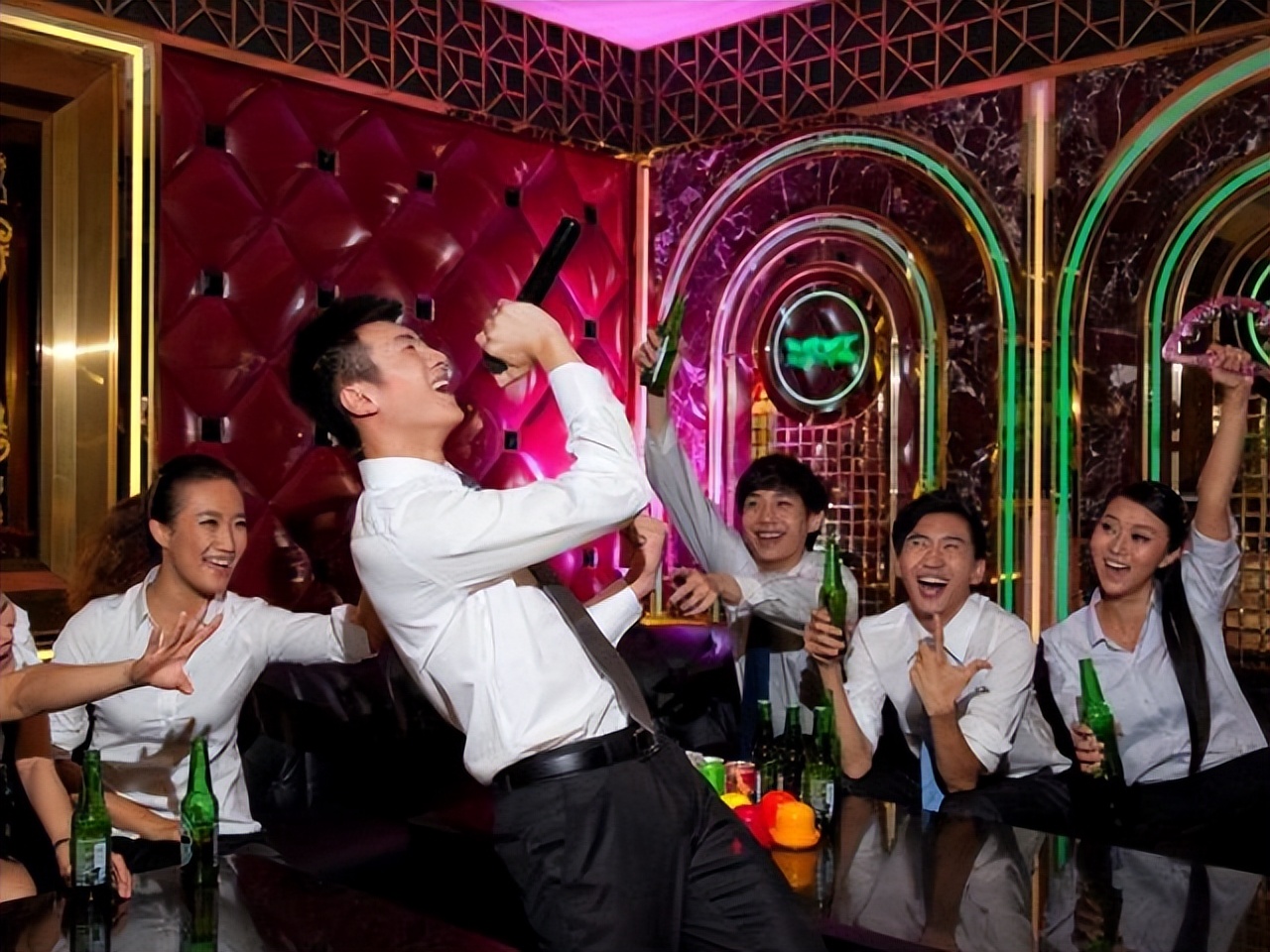 ktv唱歌的小包厢,为啥要有卫生间?老板道出缘由