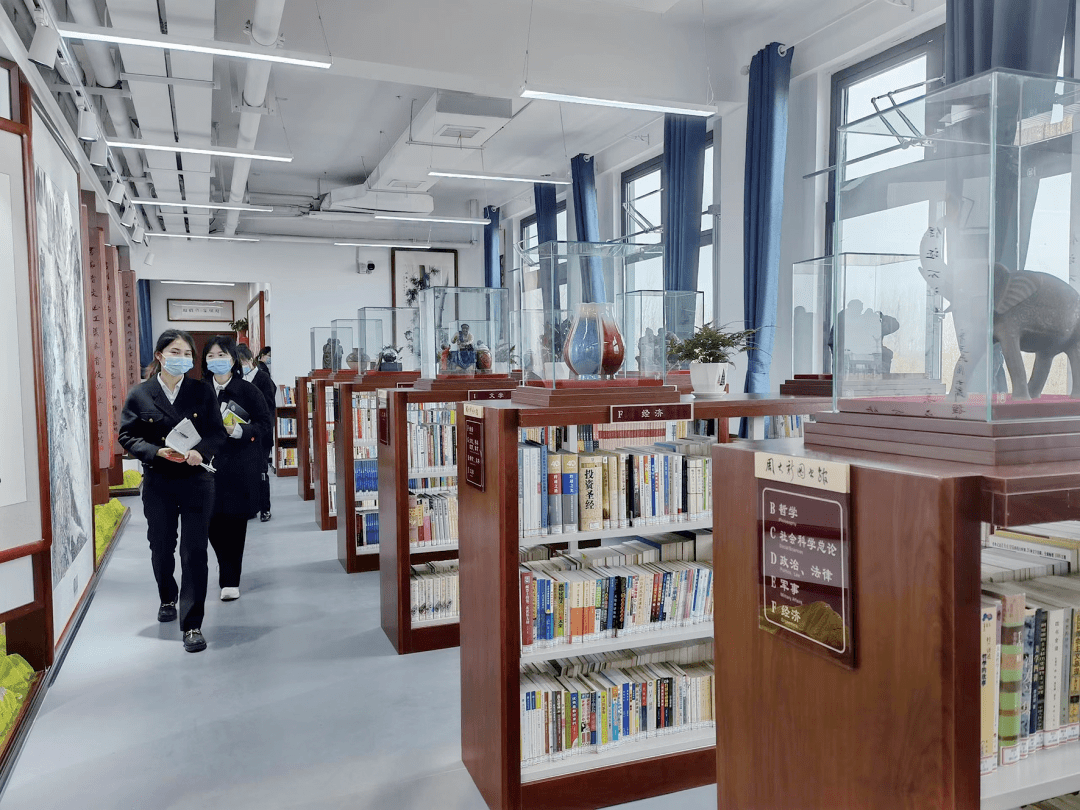 南阳作家周大新为家乡捐建图书馆在湍北高中开馆