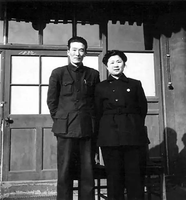 他是人民日报原社长,曾主编第一部《毛选,1966年却意外去世