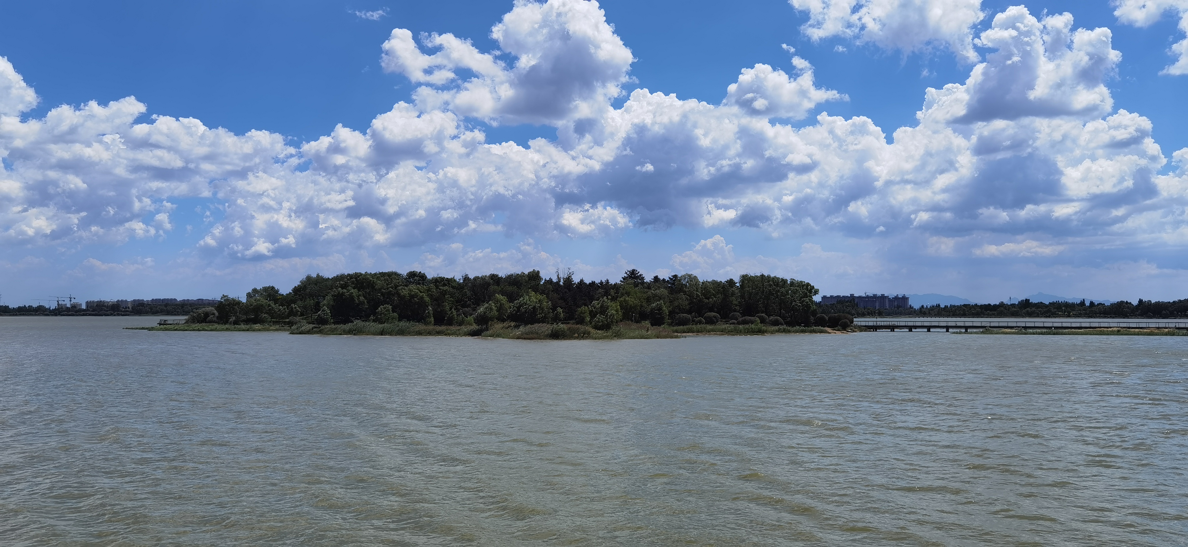 你以为干旱的大同,市中心大湖碧波万顷,景色怡人看不够的大同蓝