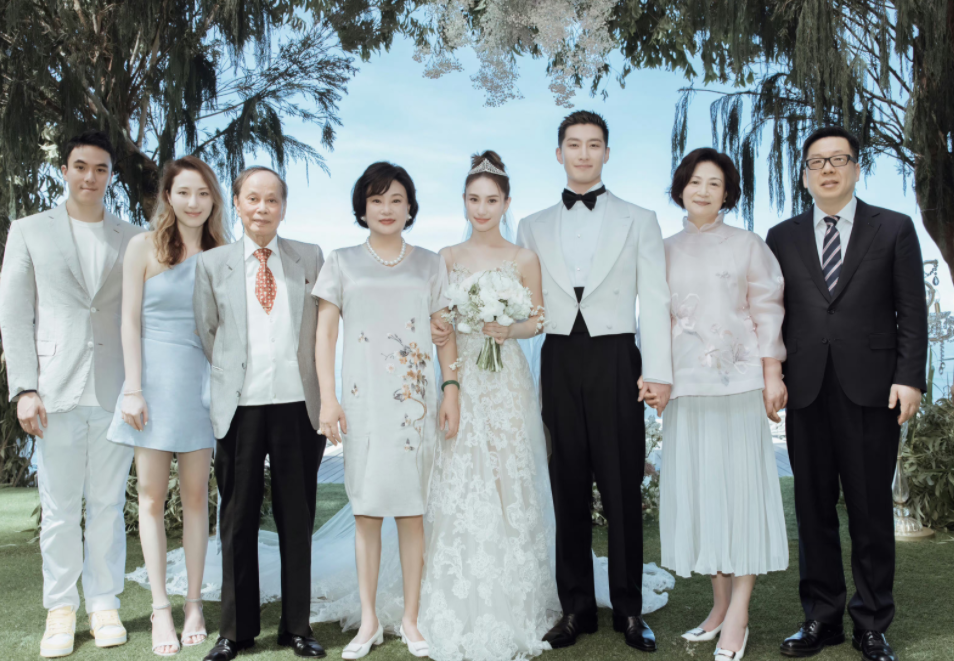 何超欣否认与何超莲不和,拿"中国人"身份说事,却仍未送祝福