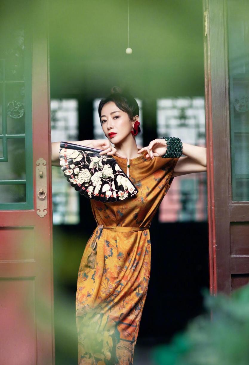 "青蛇"陈紫函穿旗袍太有韵味,和小九岁老公同框,感觉没年龄差