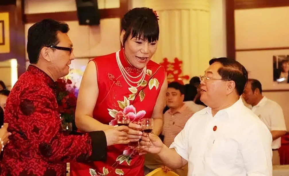 女篮天才郑海霞:人生坎坷,三段感情磕磕绊绊,结婚13年近况如何