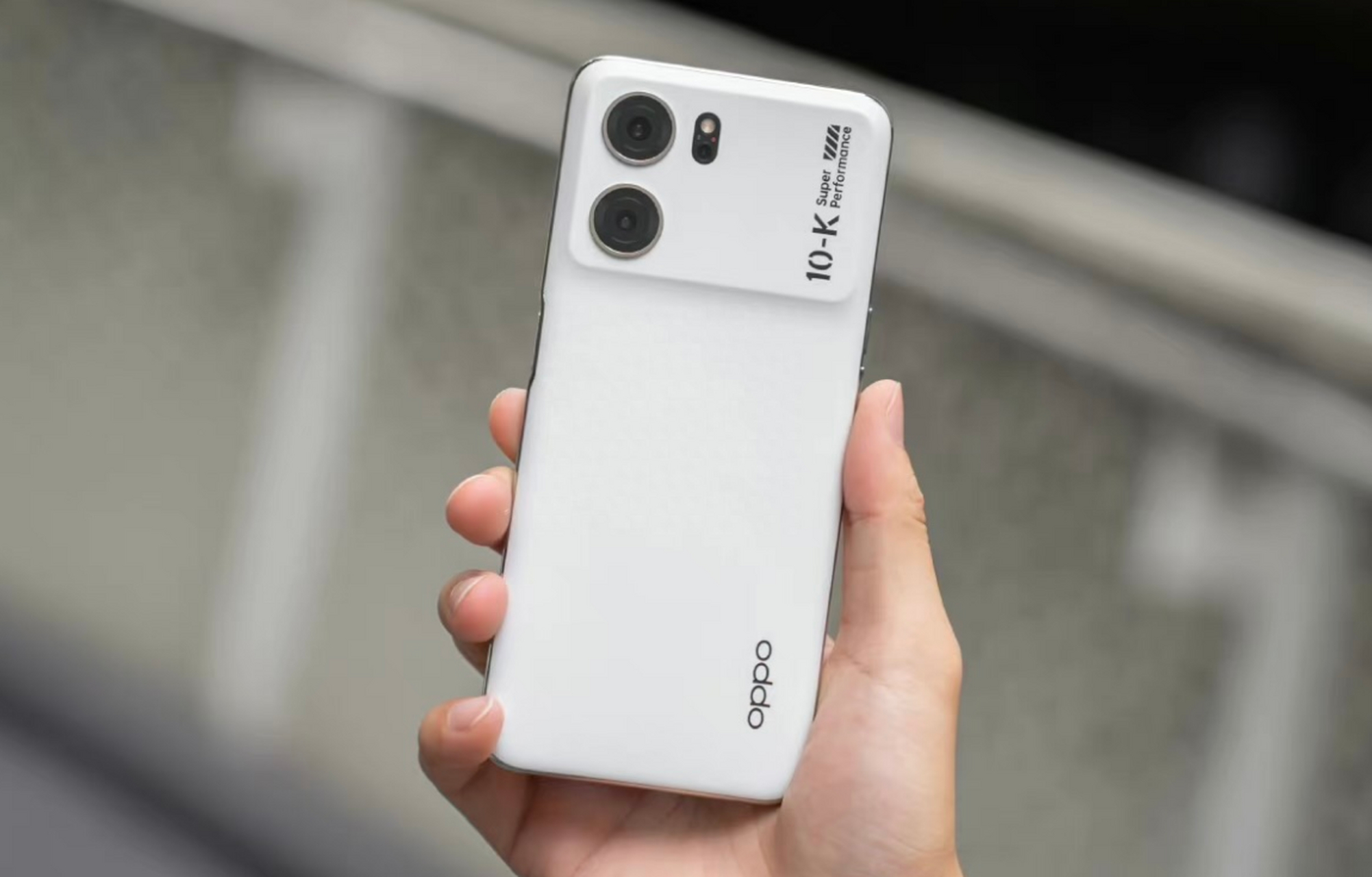 59英寸lcd直屏,支持120hz刷新率,内置5000mah大电池,支持最高67w快充