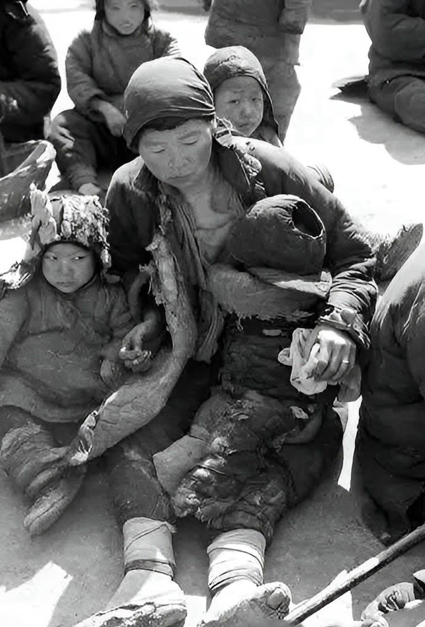 1942年河南大饥荒真实场景,比电影里残酷加倍