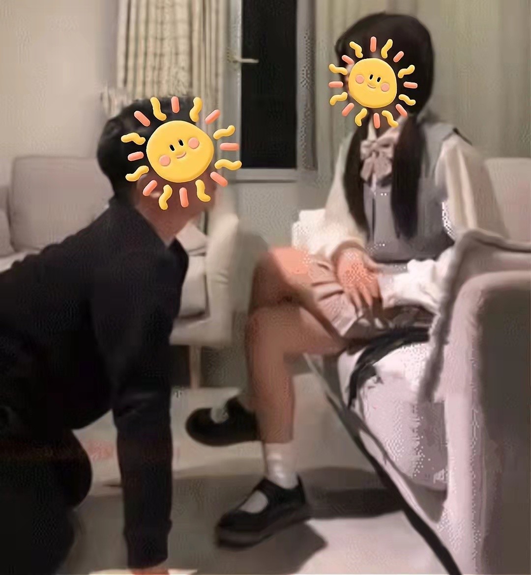 男生如狗一般跪地求原谅,女生连扇耳光不解气,你喜欢看腿是吧?