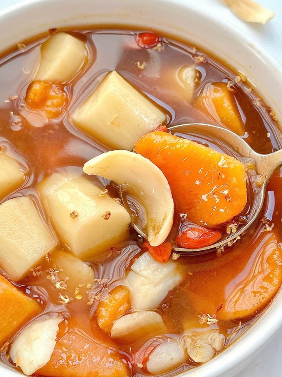 山药红薯羹:营养美味,滋润养颜  这款山药红薯羹真的让我好喝哭了!