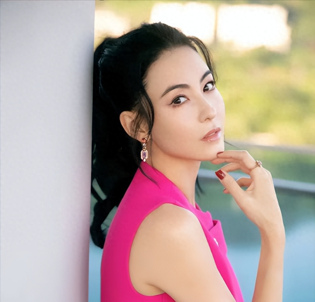 张柏芝罕见现身演出,满面红光疑好事将近,孩子和谢霆锋在香港