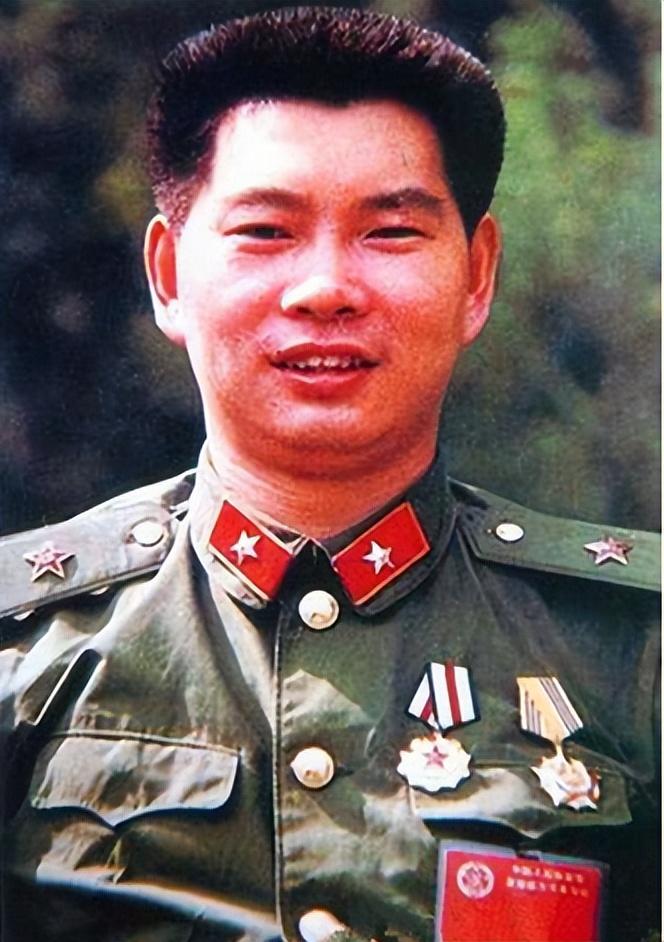 回顾展亚平对越反击战失去双腿和左手后娶19岁美女为妻成富豪