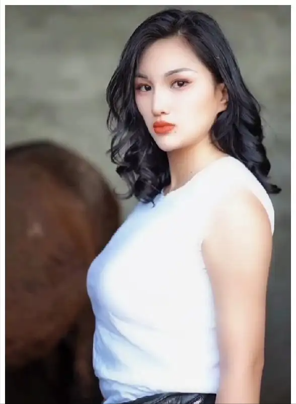养马的酒姨太:身材性感被称现代版孙二娘,网友却直呼不敢娶