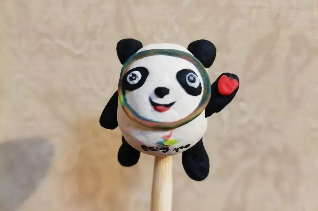 (盖州石氏泥塑)李氏柳编技艺,靳氏剪纸等非遗项目制作的冬奥会吉祥物