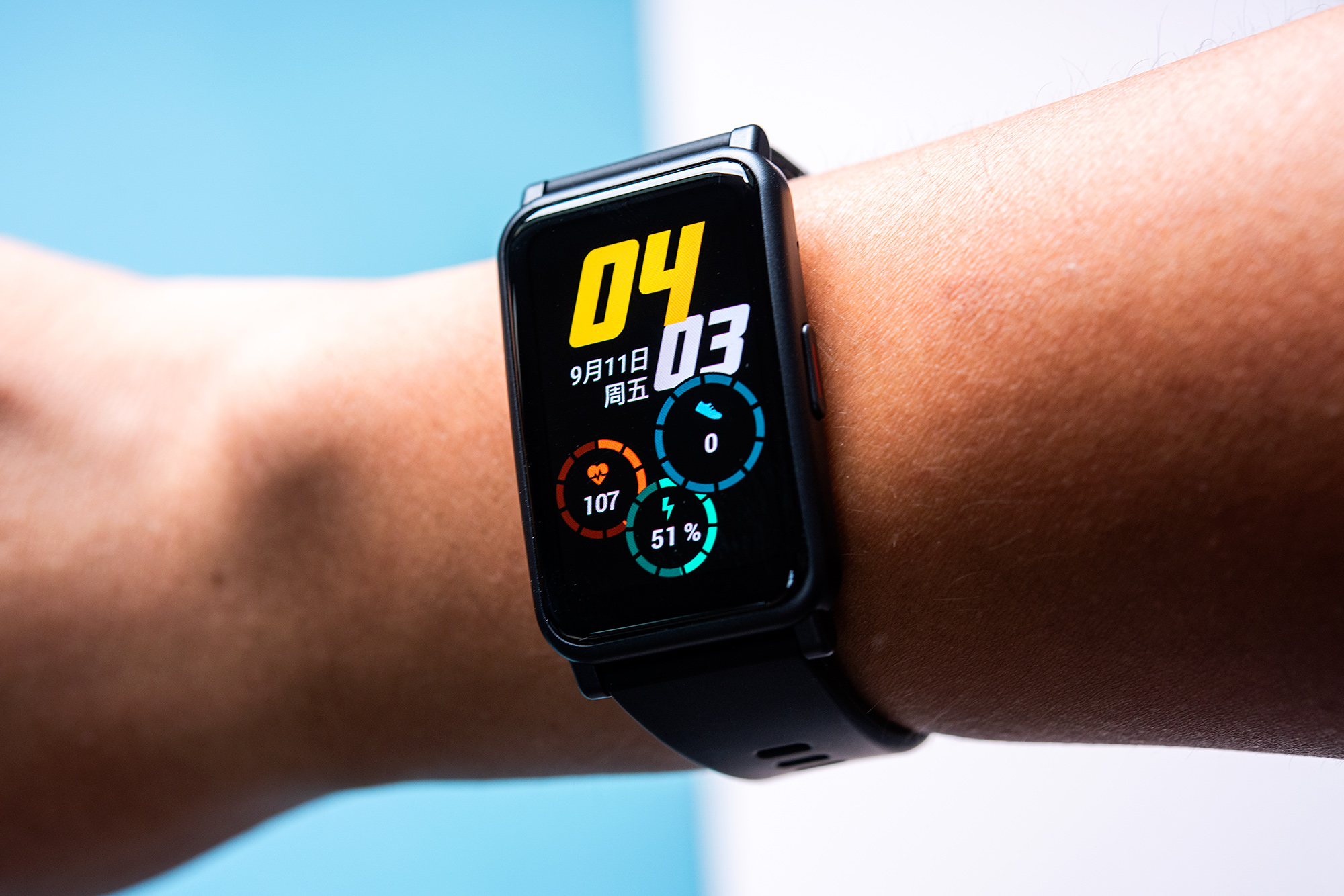 荣耀手表es图赏:34g重量的时尚运动助手