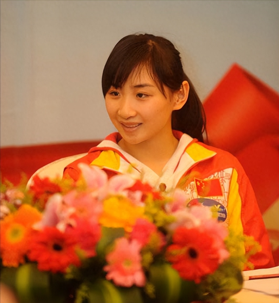 回顾蹦床公主何雯娜:19岁夺奥运冠军,和陈一冰拍婚纱照,现状如何?