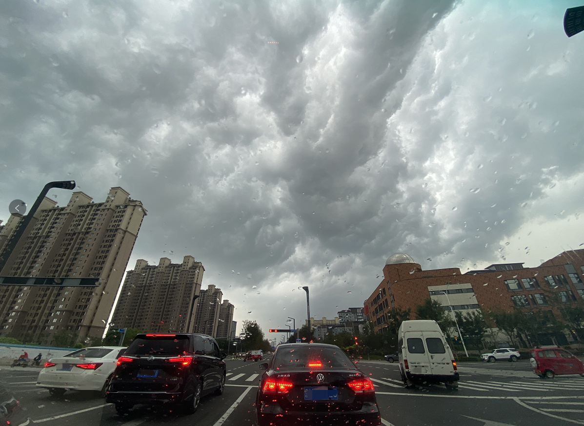 雲霧低垂,城市副中心夏日迎驟雨